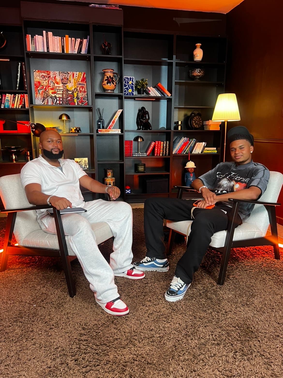 Antony Maole Luanyi et le footballeur Noah Saviolo assis sur le plateau du podcast Ascendium